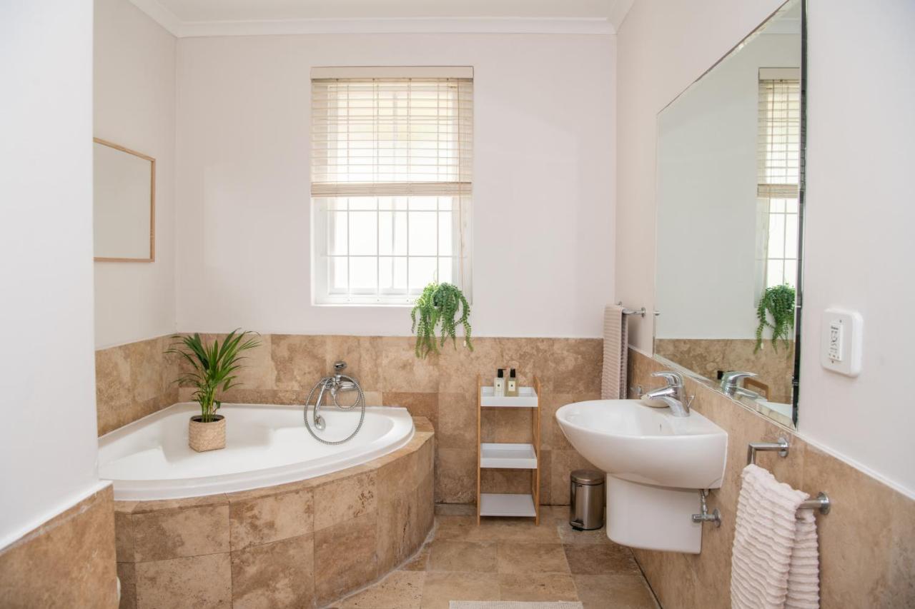 Camps Bay Guest Suite With Private Pool Cape Town Bagian luar foto